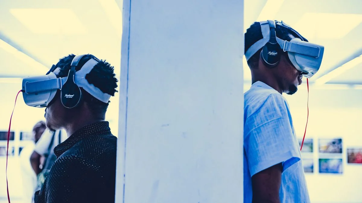 VRヘッドセットを装着した2人の男性。大阪店の写真ではない一般的なVR体験イメージ