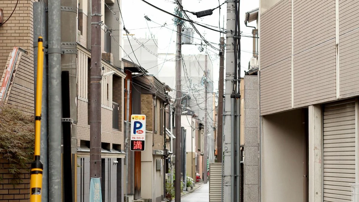京都市内の住宅と店舗が並ぶ街路のイメージ写真