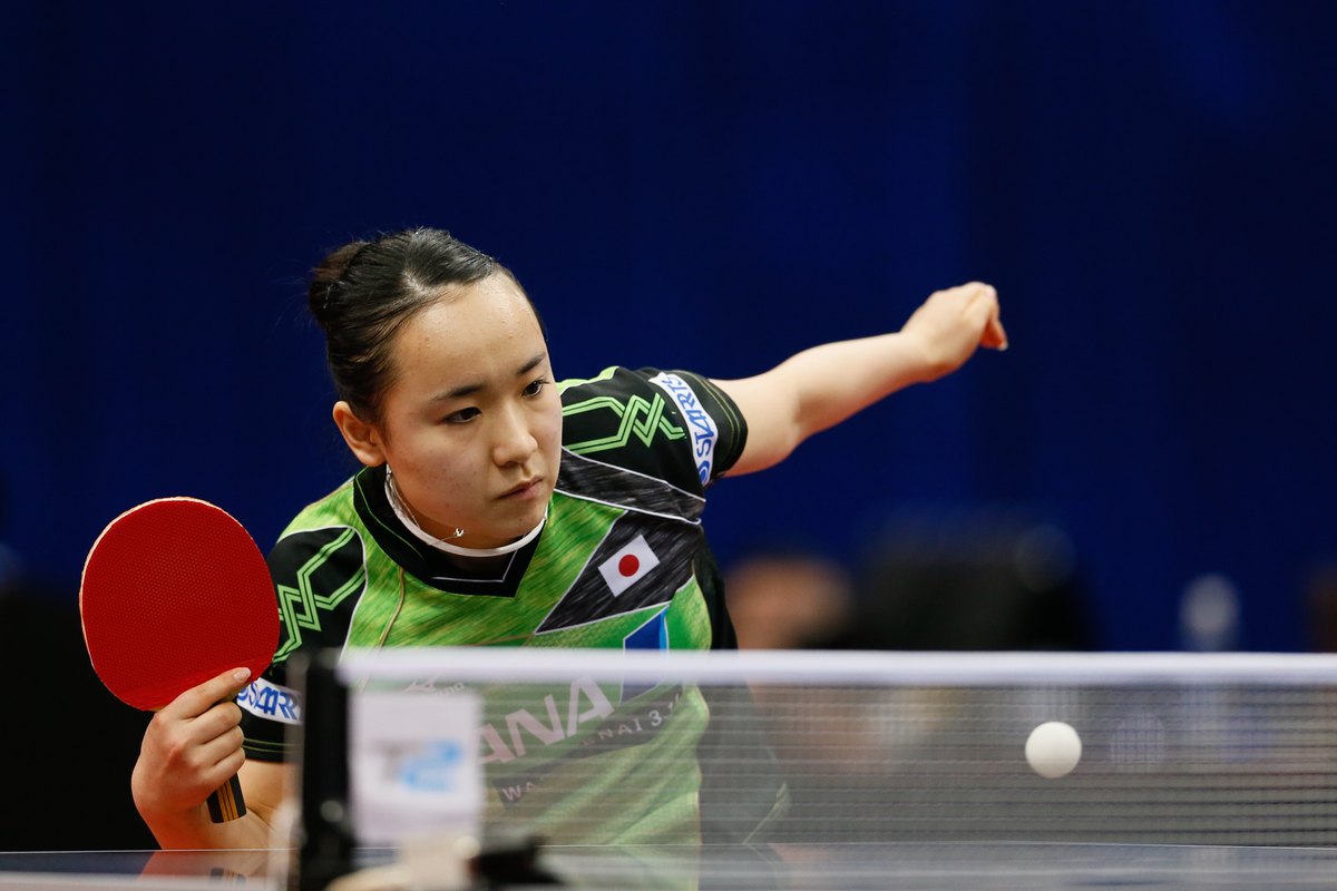 卓球台の前でラケットを構える伊藤美誠選手