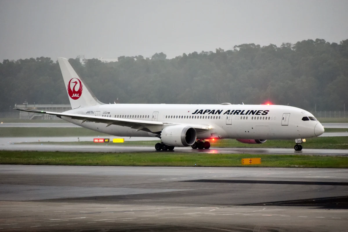 日本航空のボーイング787-9。シンガポールの空港で撮影された機体の参考写真
