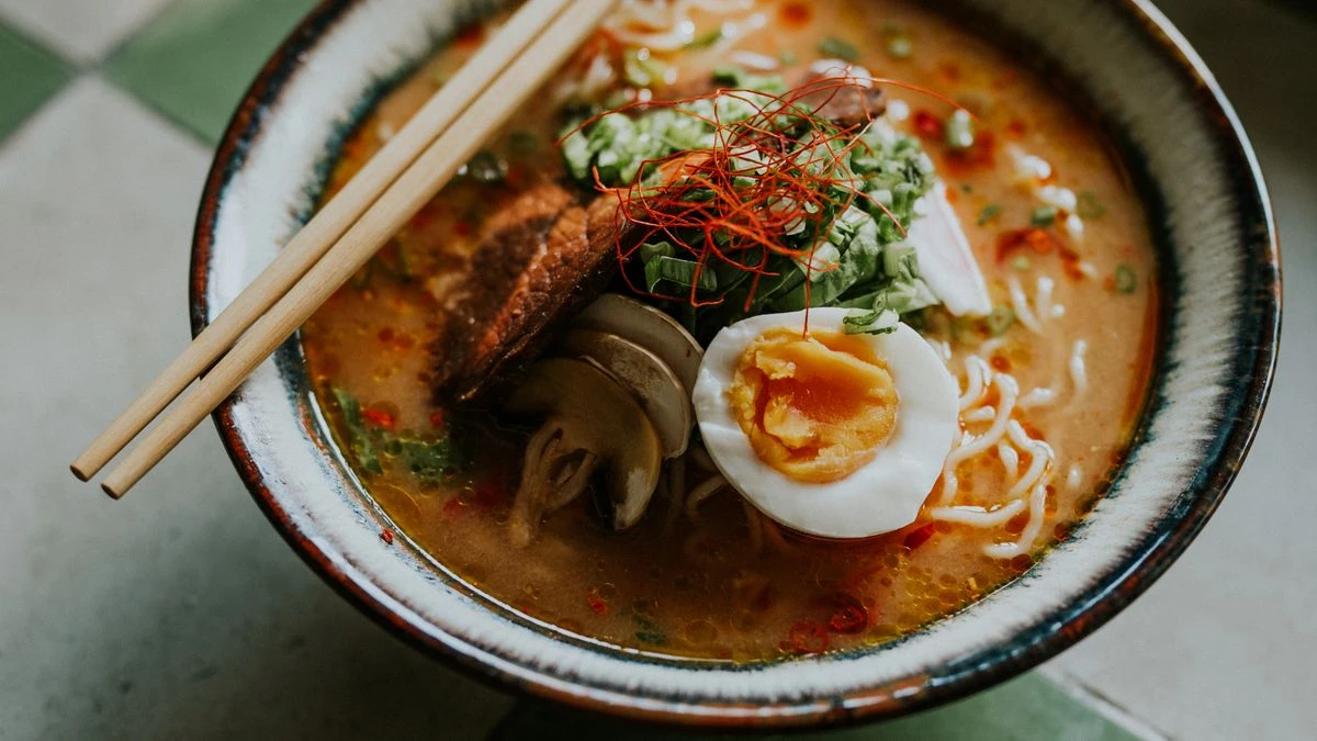 麺や卵を盛り付けたラーメンのイメージ写真
