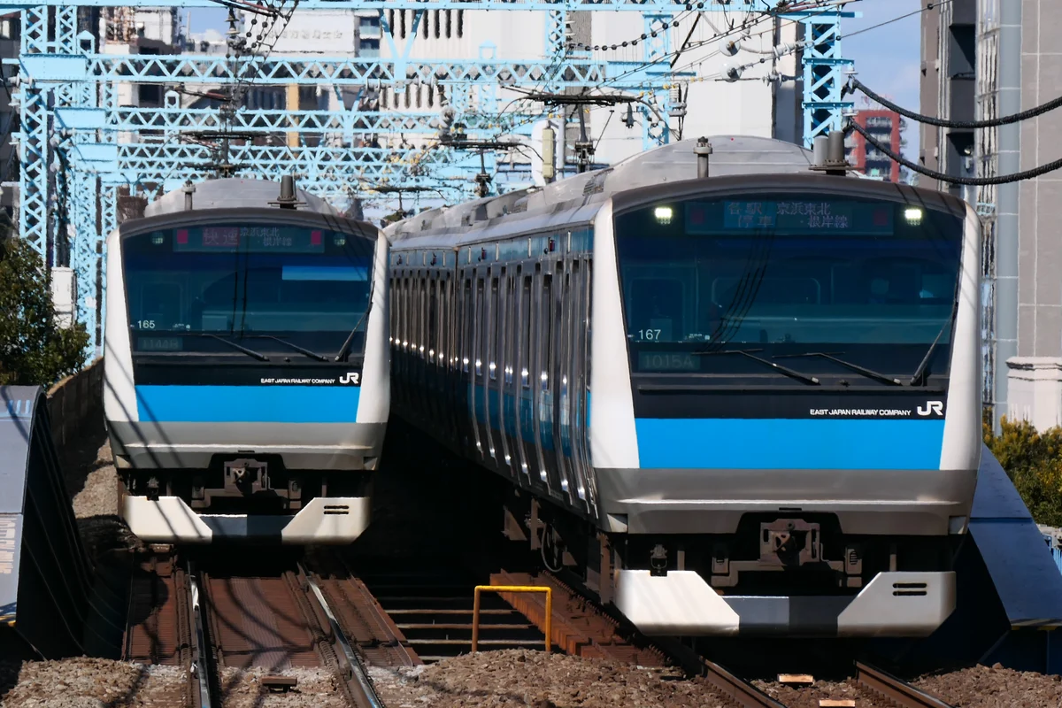 青い帯の京浜東北・根岸線E233系電車の参考写真。2022年2月に桜木町から関内の間で撮影