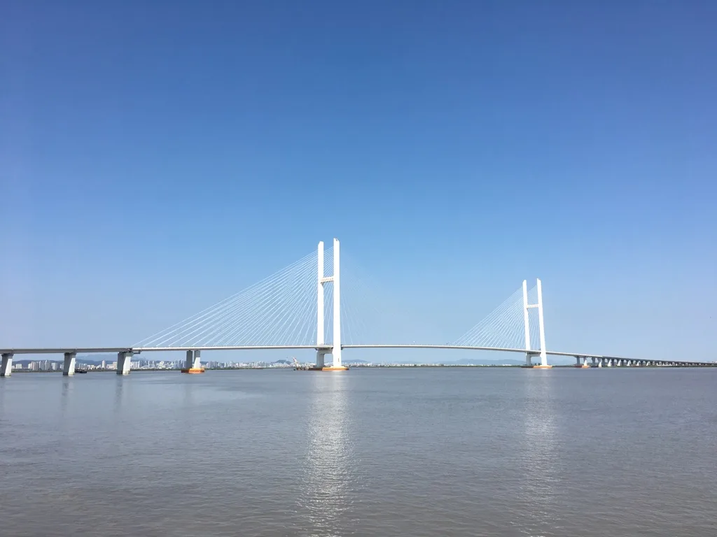 鴨緑江にかかる新鴨緑江大橋。白い2本の塔から斜めにケーブルが張られている