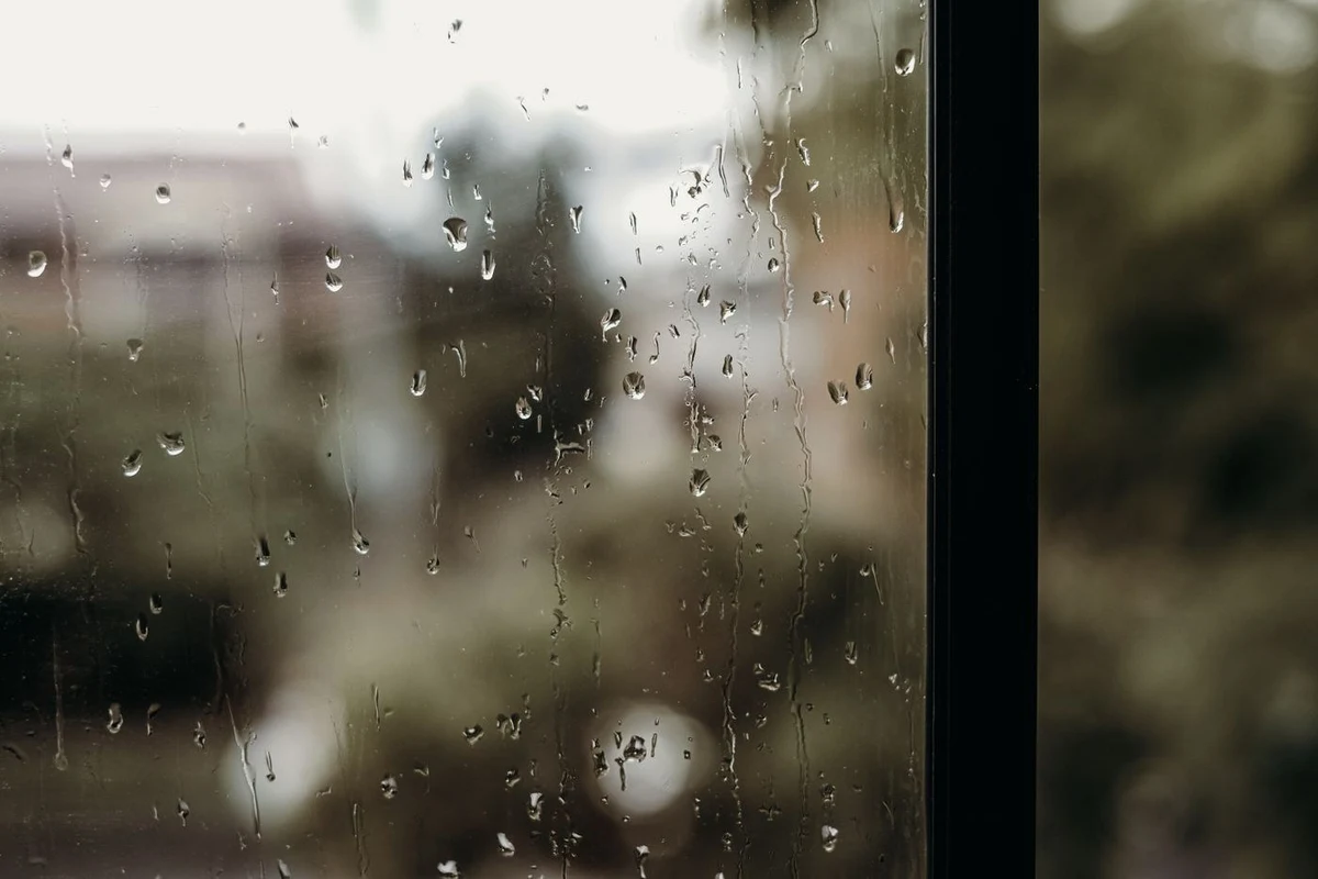 窓に付いた雨粒のイメージ写真。近畿地方の現在の空模様を撮影したものではありません。