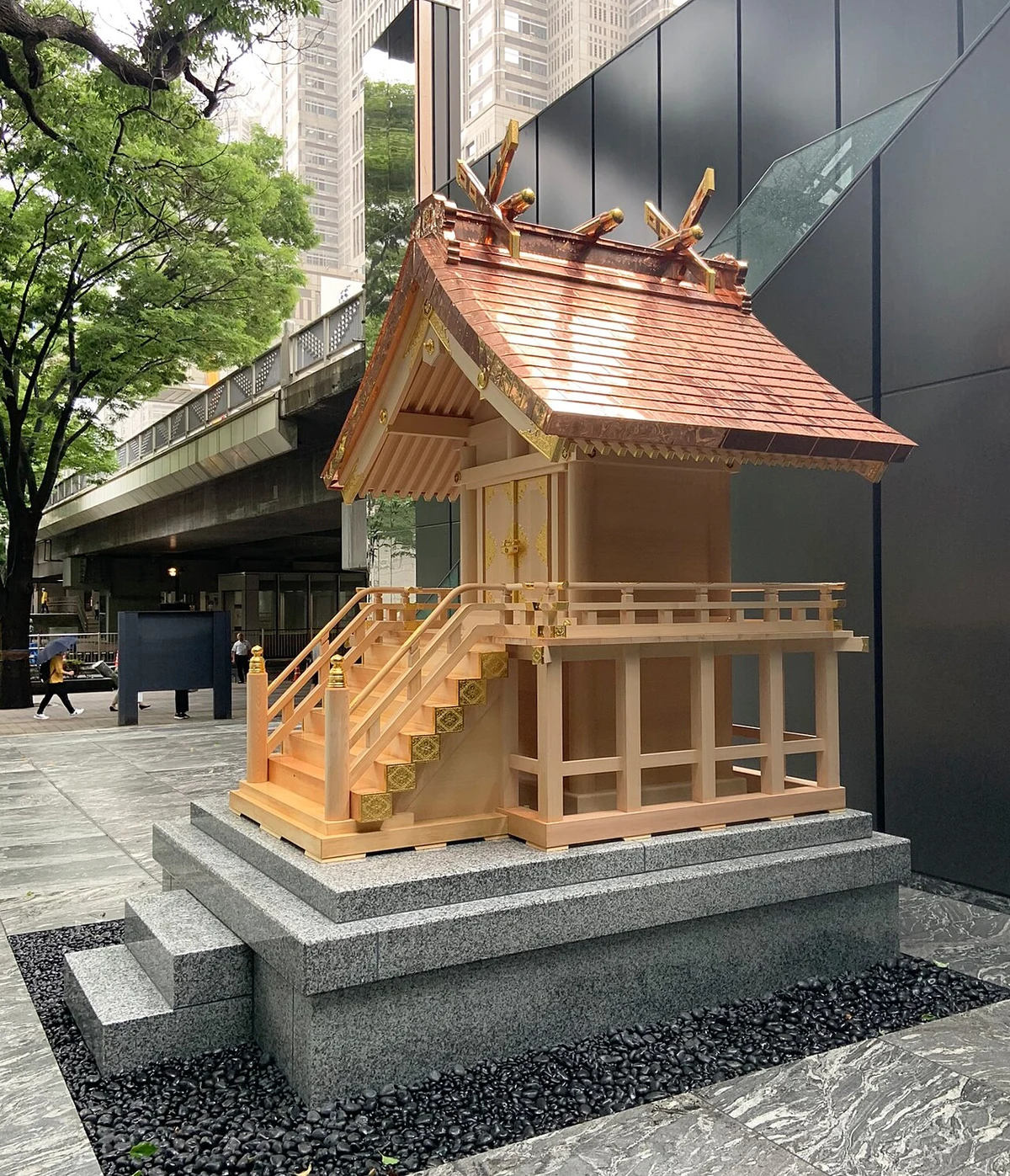 銅板で屋根をふいた東京の小さな社殿
