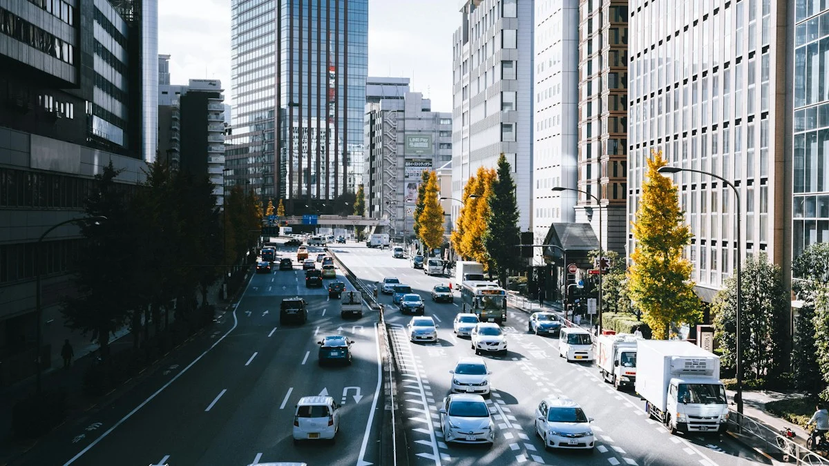 道路の車線と案内標識のイメージ写真