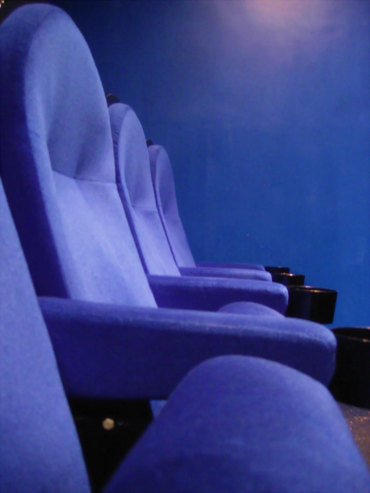 青い椅子が並ぶ映画館の客席のイメージ写真。この映画の上映館を示すものではありません