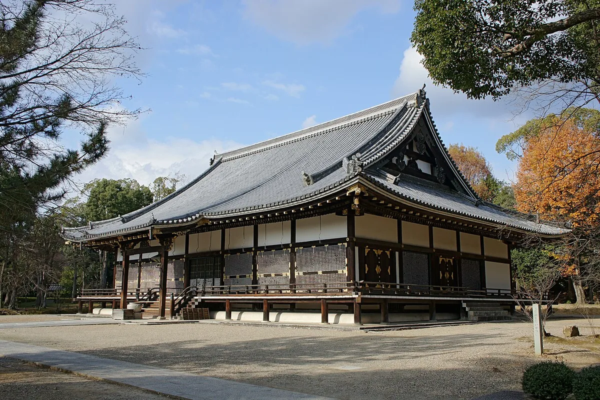 仁和寺の金堂。瓦屋根の大きなお堂が紅葉の木々に囲まれている
