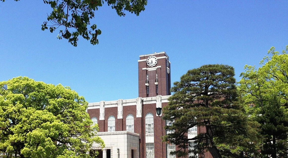京都大学の時計台とキャンパスの木々
