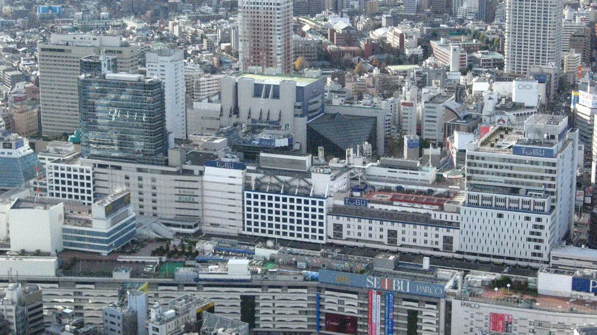 池袋駅と東武百貨店池袋店の建物を上空から見た2007年の参考写真