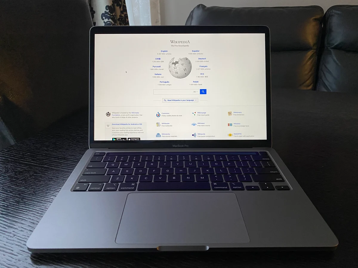 旧型MacBook Proのキーボードと画面。今回発表されたタッチ対応モデルの写真ではない参考写真