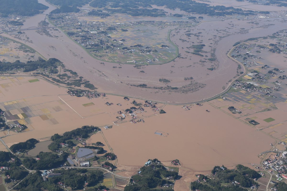 2019年の台風19号で阿武隈川があふれ、丸森町の田畑が茶色い水につかった空中写真