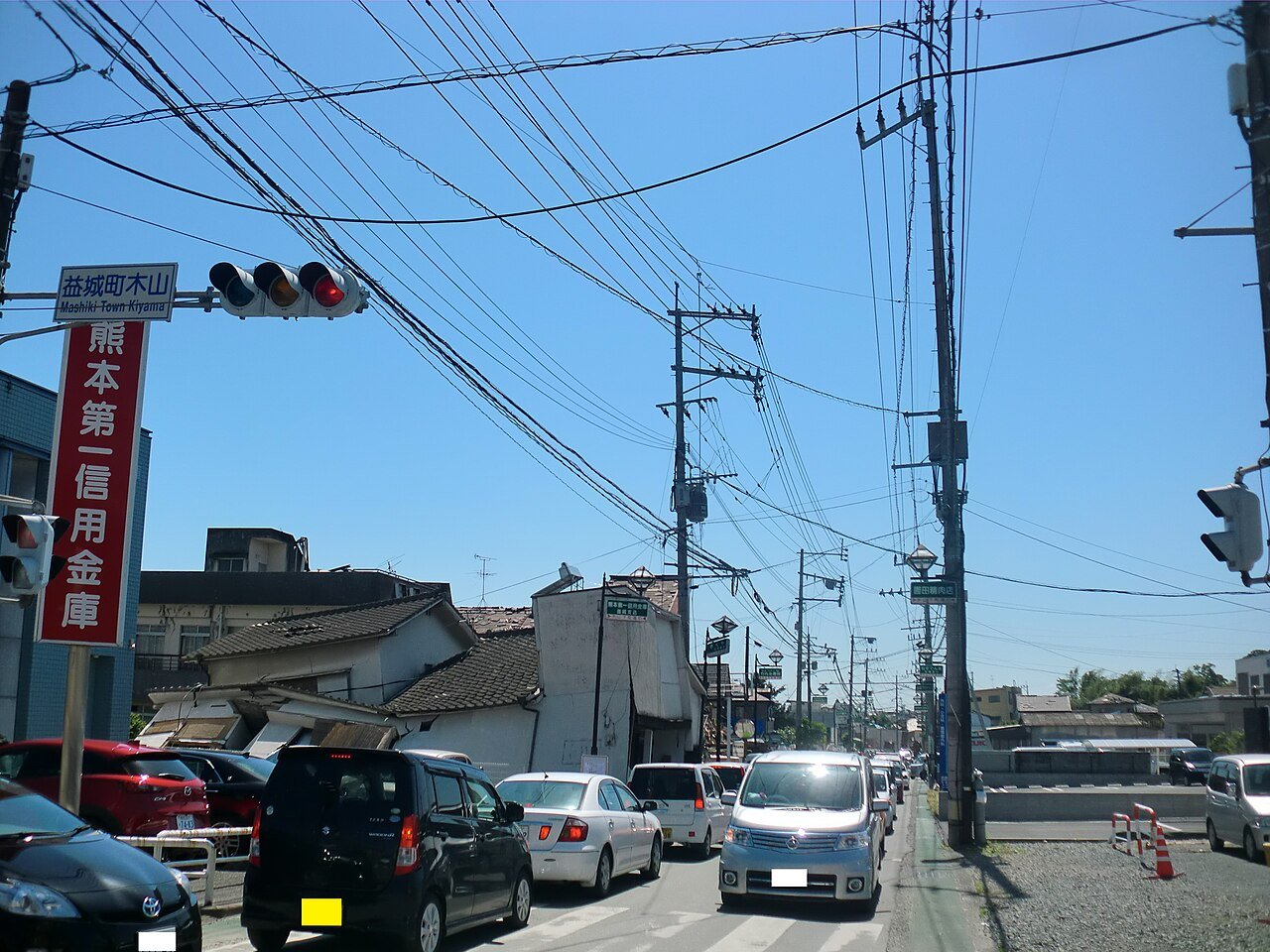 2016年熊本地震で倒れた益城町木山の家と信号機