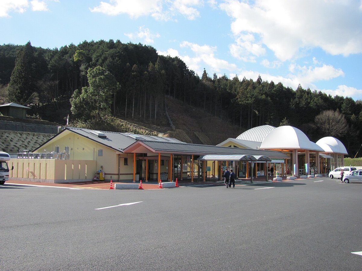 福岡県香春町の道の駅香春。白いドーム屋根の建物と広い駐車場、後ろに杉の山