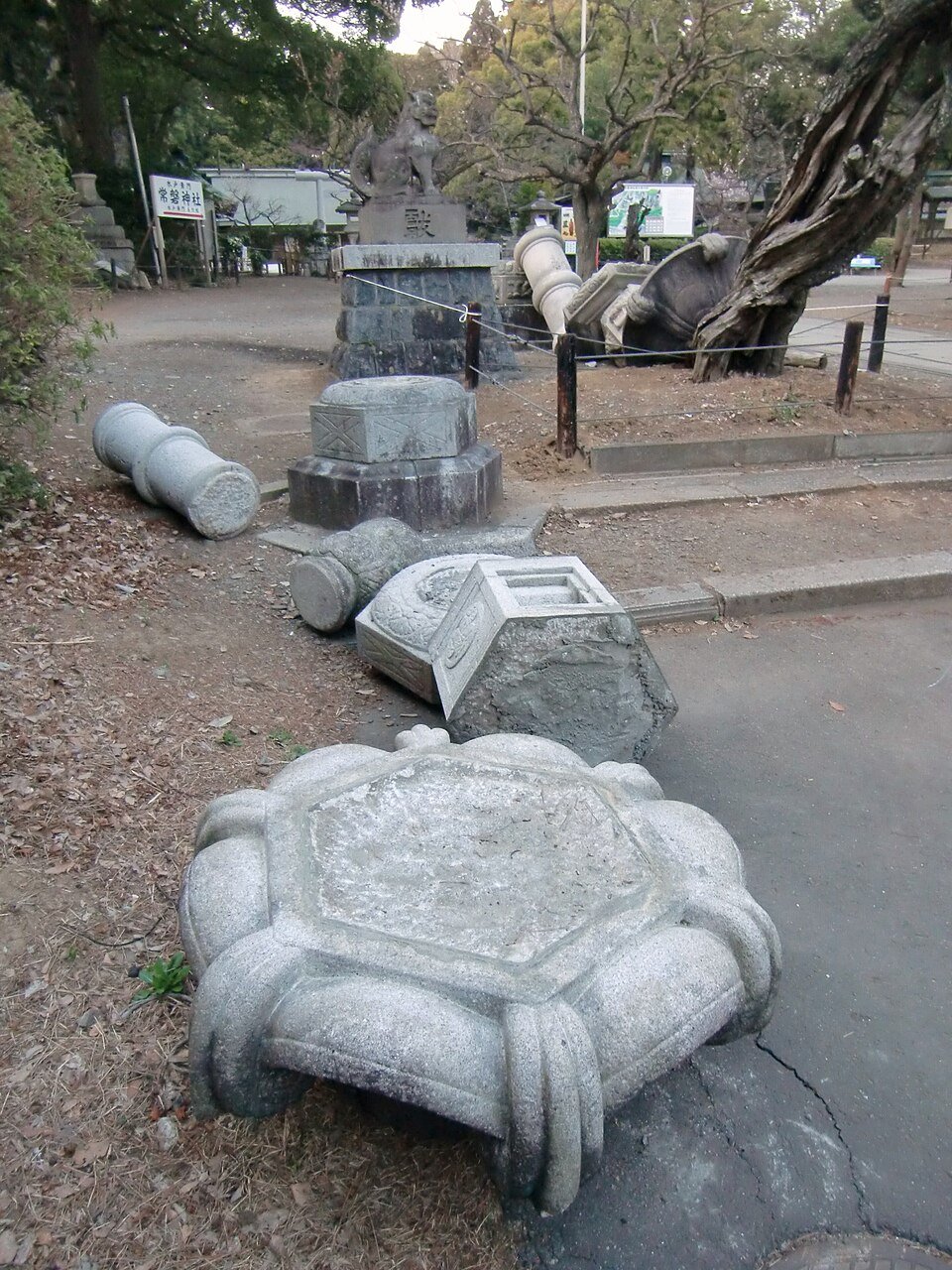2011年の東北地方太平洋沖地震で倒れた水戸市常磐神社の石灯籠
