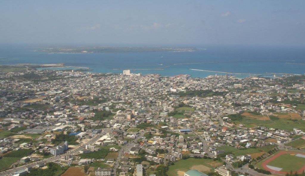 上空から見た宮古島市平良の市街地と海