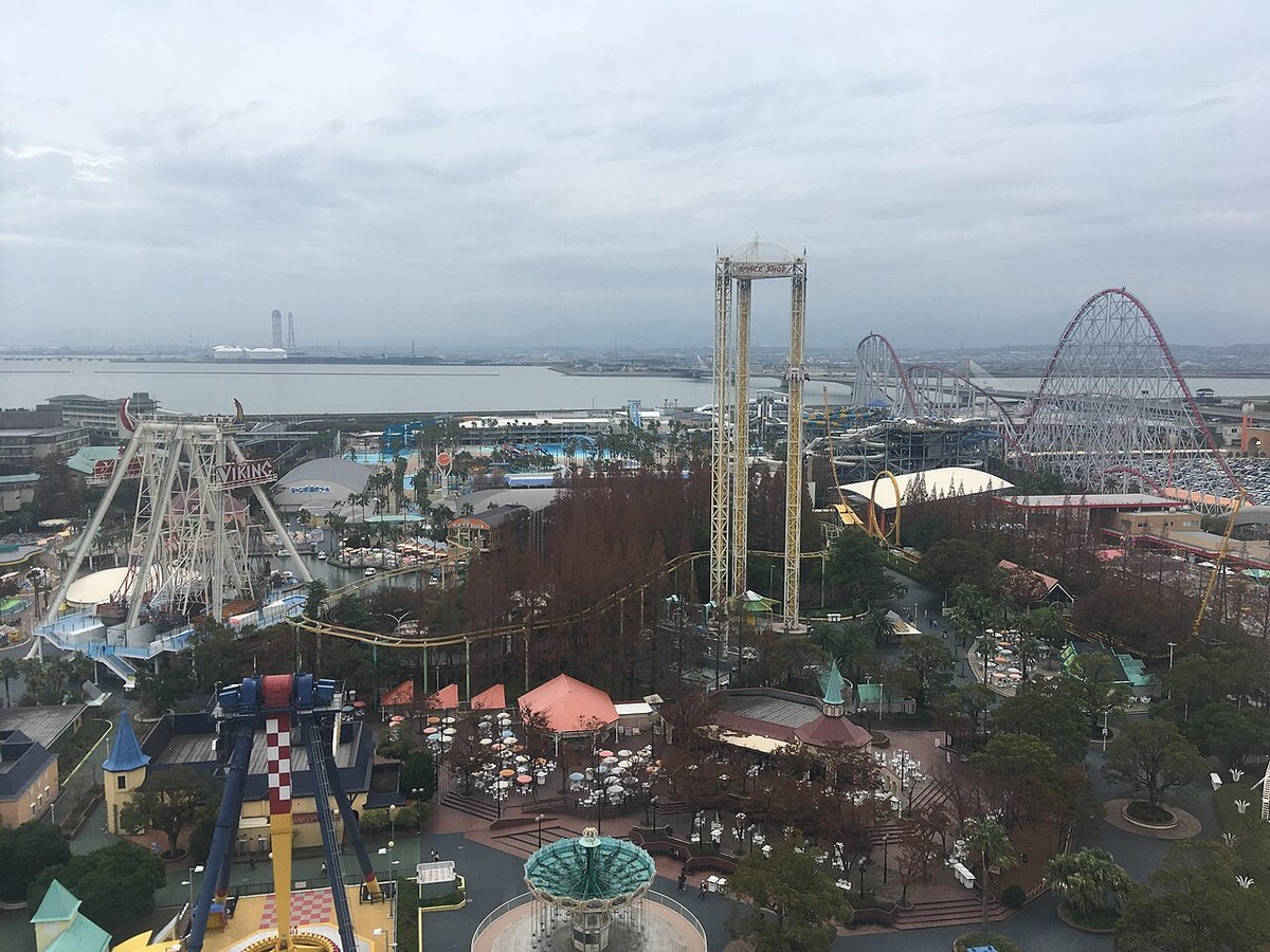 ナガシマスパーランドの園内。木製コースターや観覧車などの乗り物が並んでいる