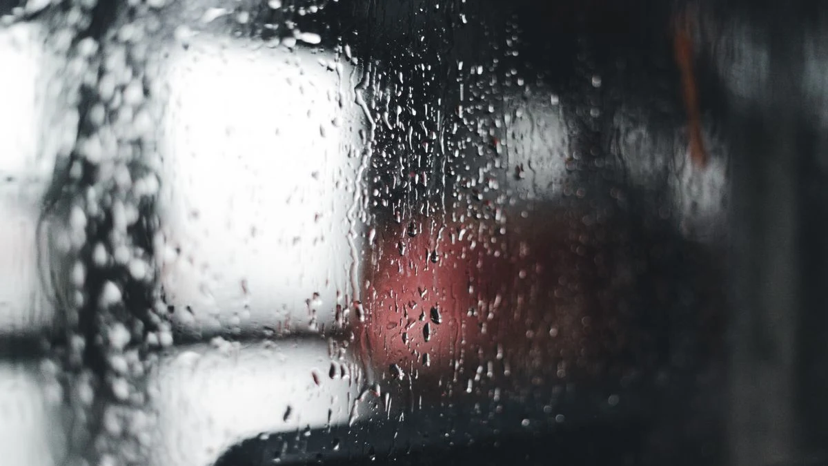 雨粒が付いた窓ガラスのイメージ。実際の雨漏り物件ではない。