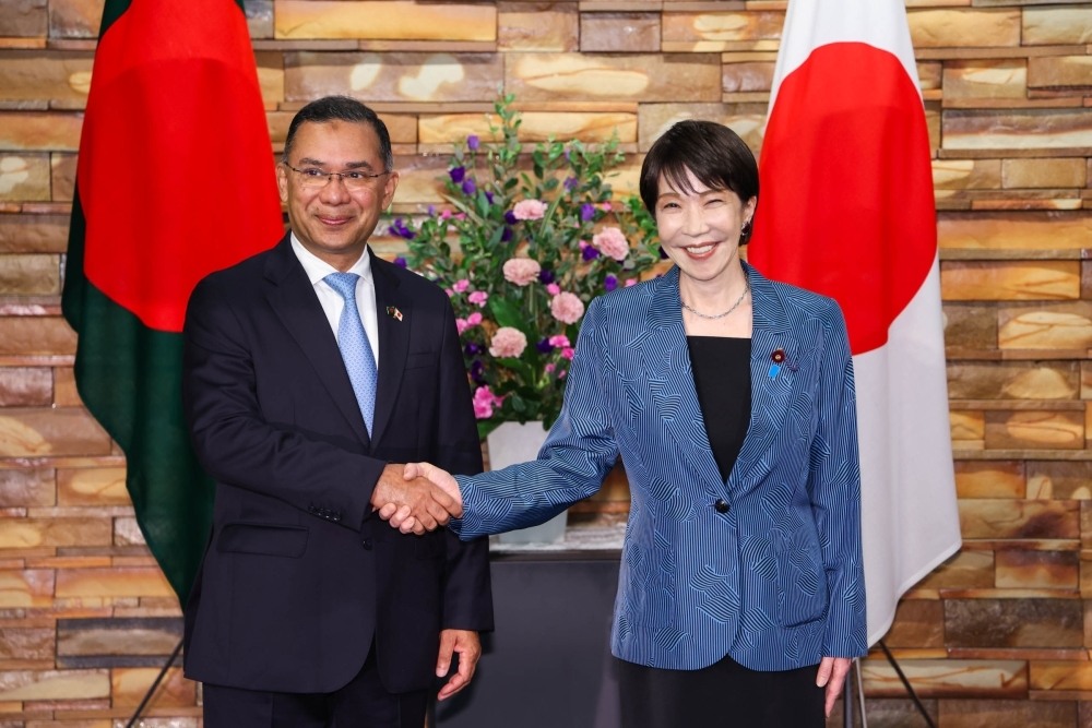 10月27日の日・バングラデシュ首脳会談で握手する両首脳