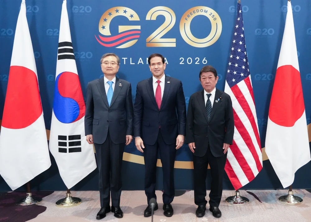 日米韓の国旗の前に並ぶ茂木大臣、ルビオ国務長官、趙顕長官