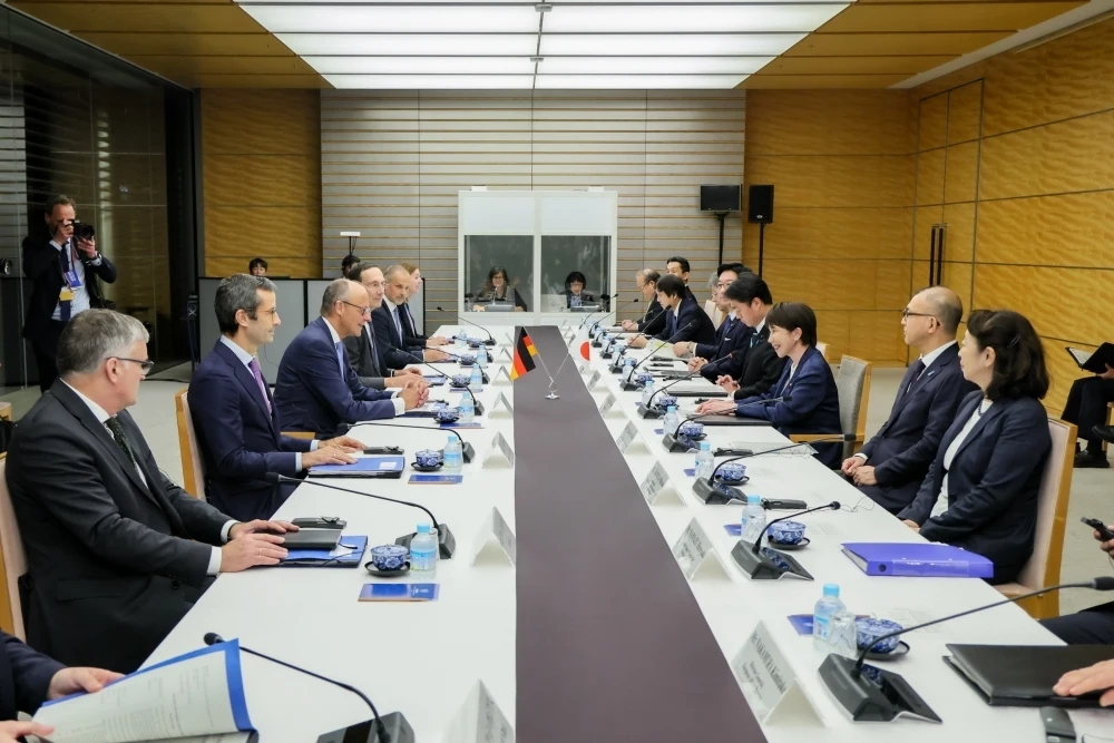 首相官邸で向かい合って会談する日本とドイツの両首脳