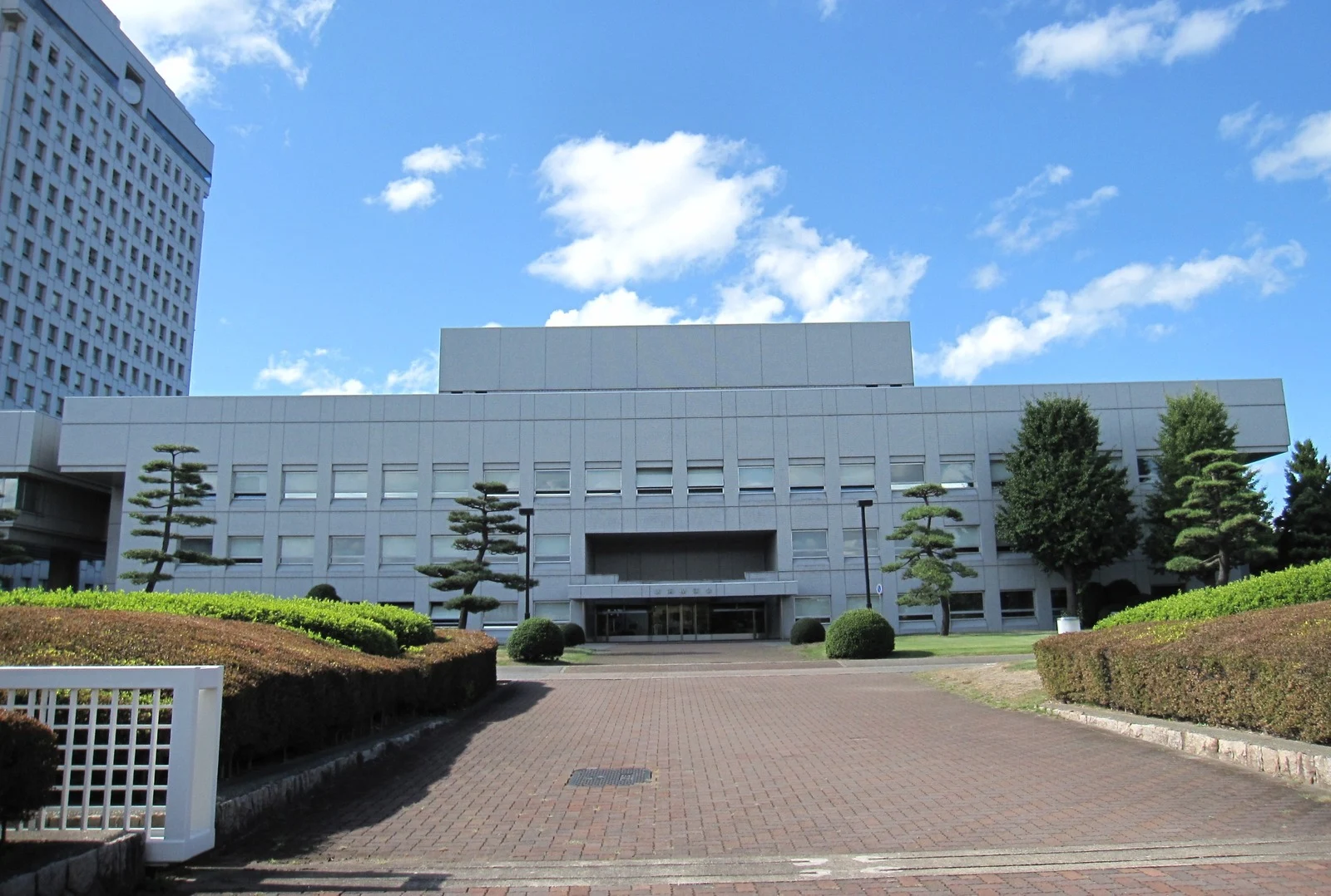 新潟県庁の議会庁舎、2014年9月撮影