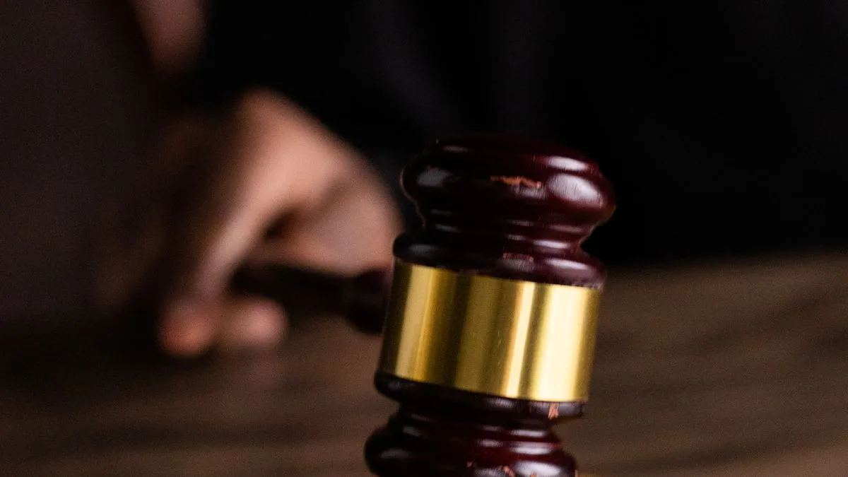 木の台の上に置かれた裁判用の小槌