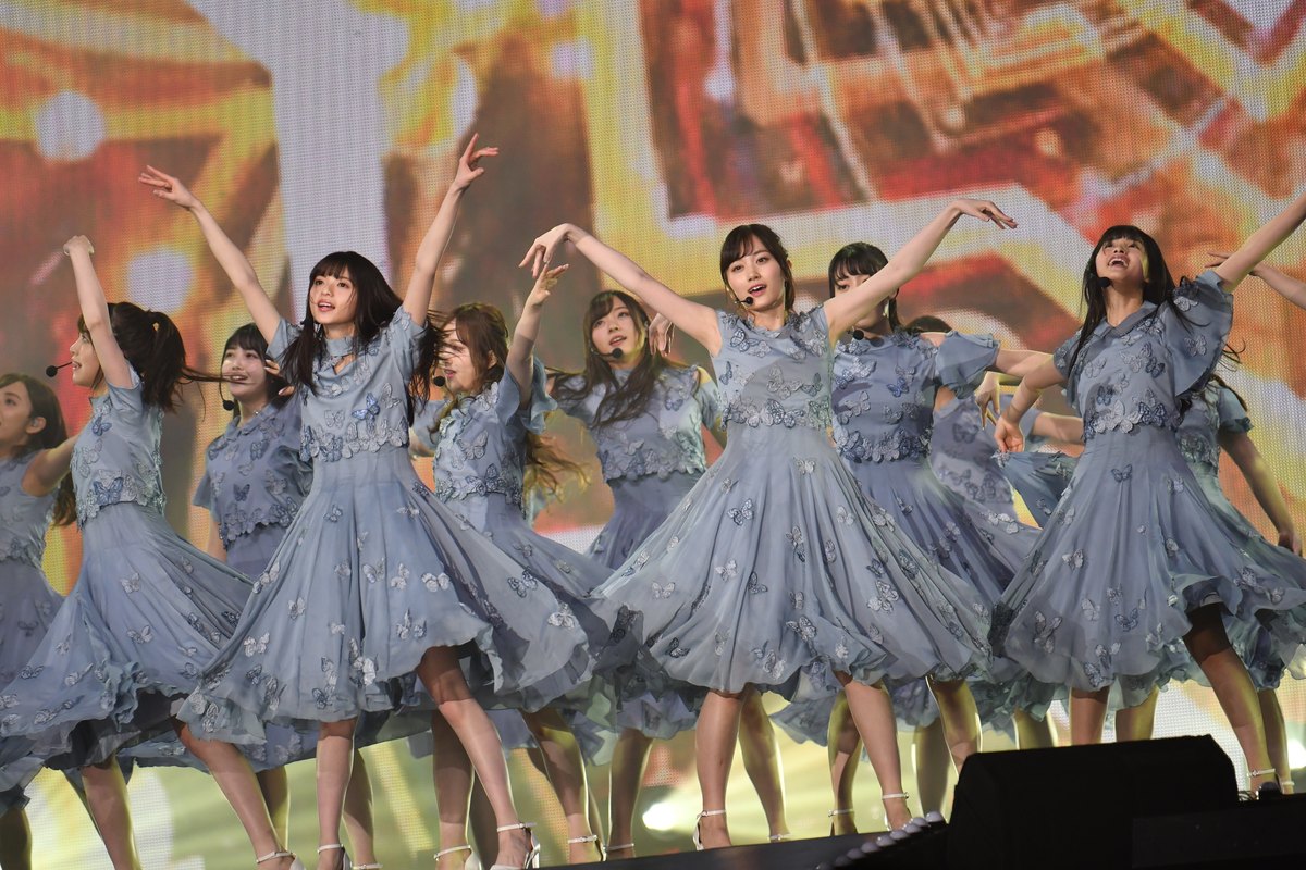 台北のアリーナのステージに並ぶ乃木坂46のメンバー