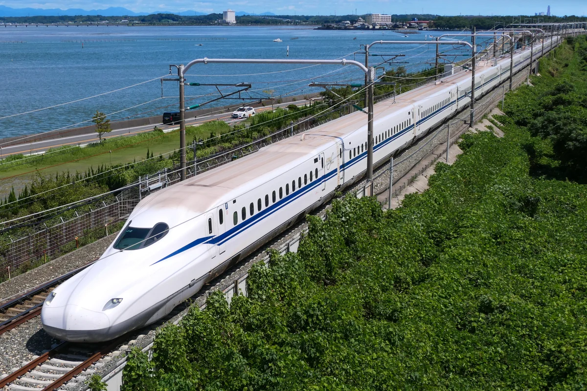 東海道新幹線を走るN700S車両。2021年9月の参考写真