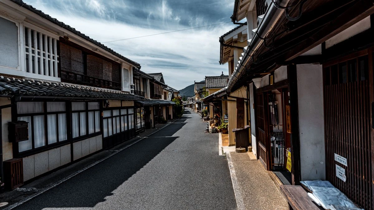 建物が並ぶ道路のイメージ写真