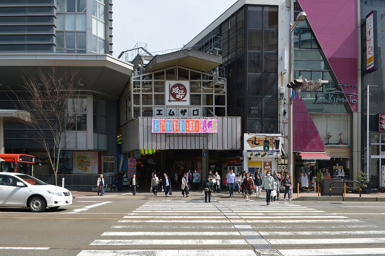 金沢市の近江町市場の西側の入口