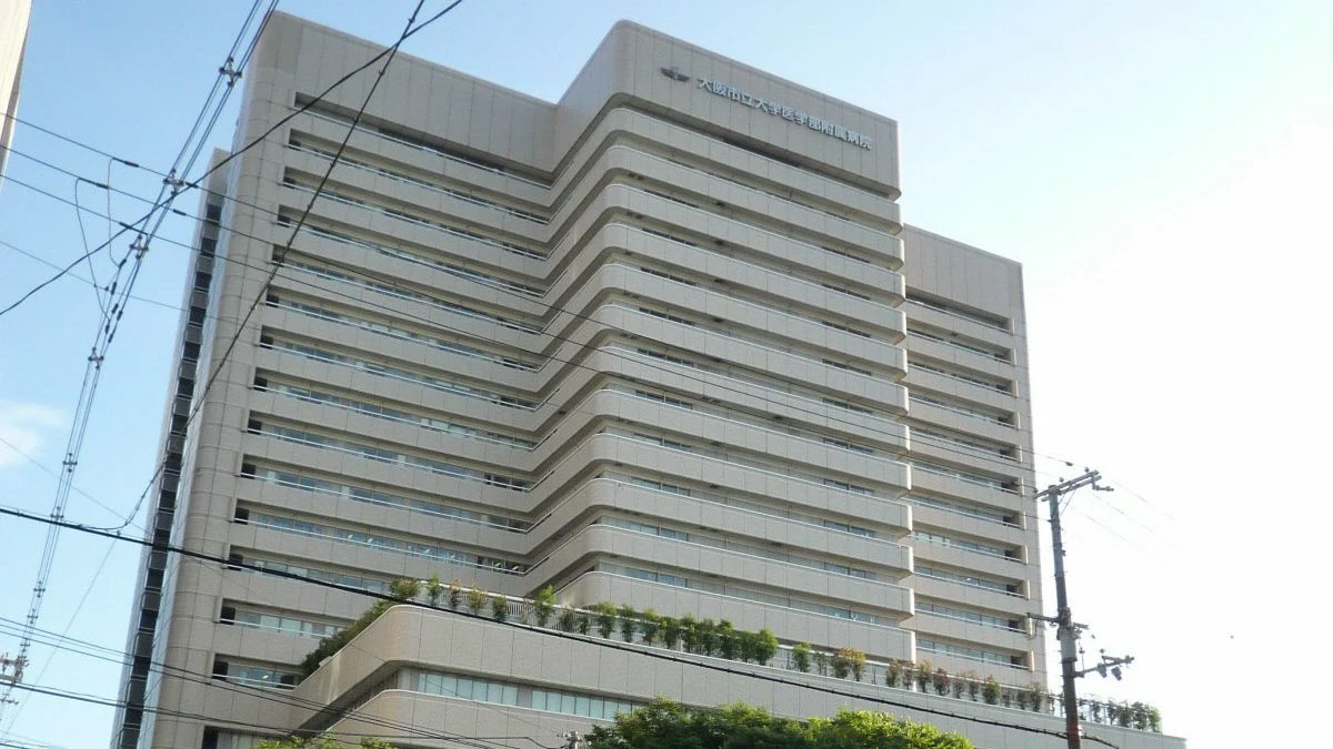 旧大阪市立大学医学部附属病院の名称が掲げられた、現在の大阪公立大学医学部附属病院の建物