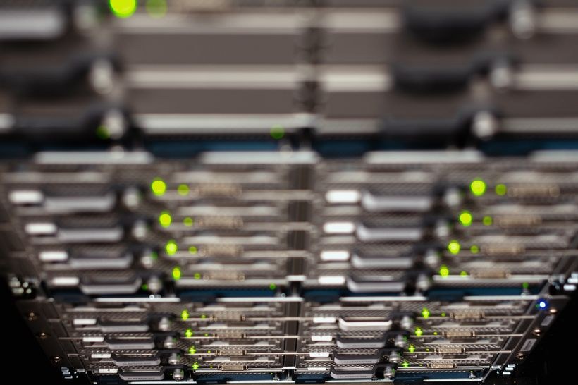 ランプが点灯するサーバーラックのネットワーク機器