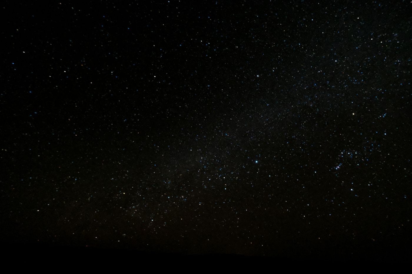 暗い空に広がる星のイメージ写真。2026年のオリオン座流星群を撮影したものではありません。