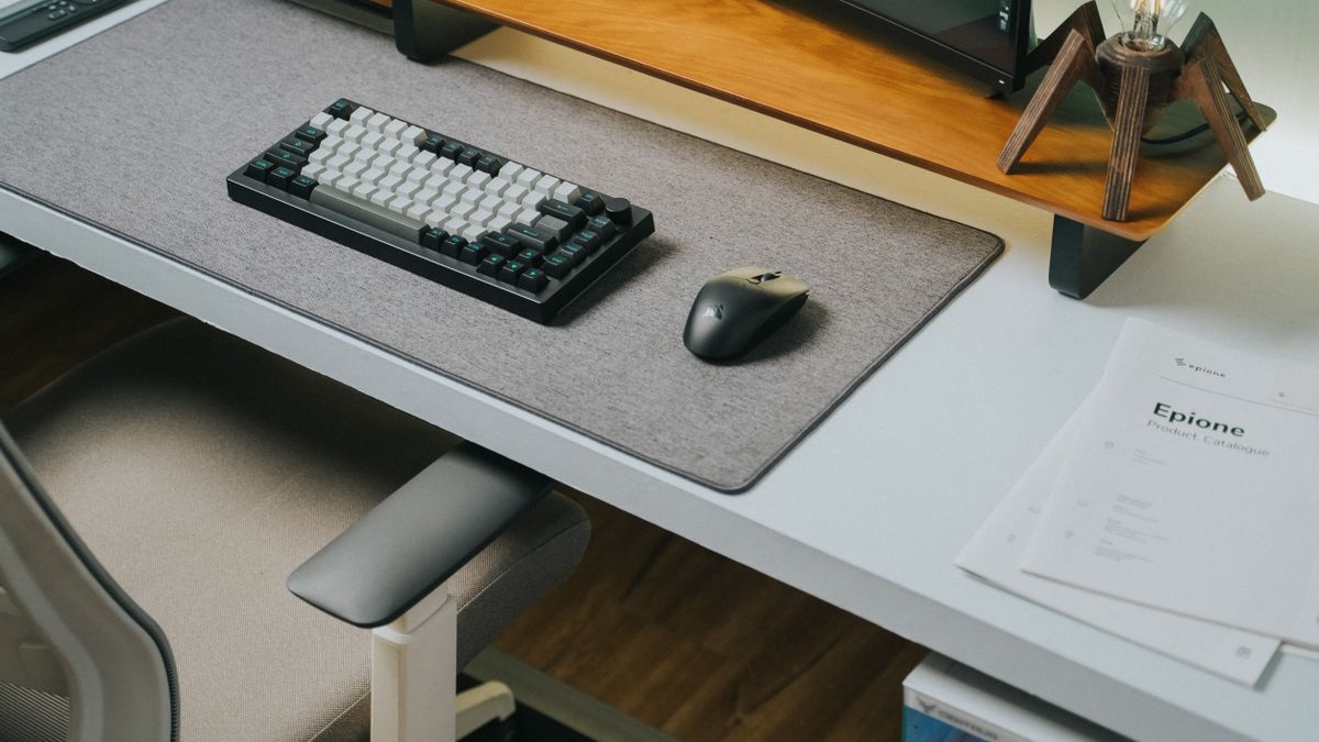 机の上のキーボードとマウス。入力道具の配置を示すイメージ写真