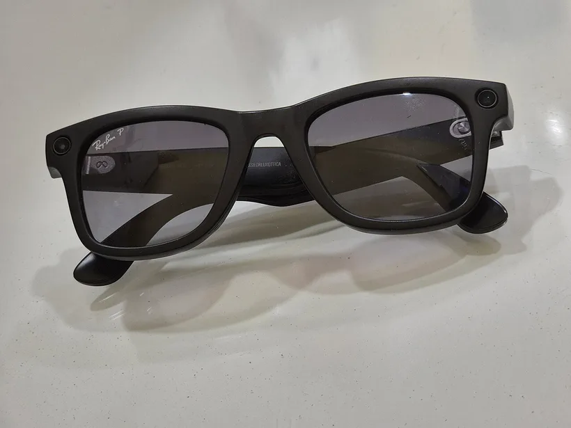 Ray-Ban Meta Gen 2のフレーム。レンズの左右上にカメラとランプの丸い穴がある