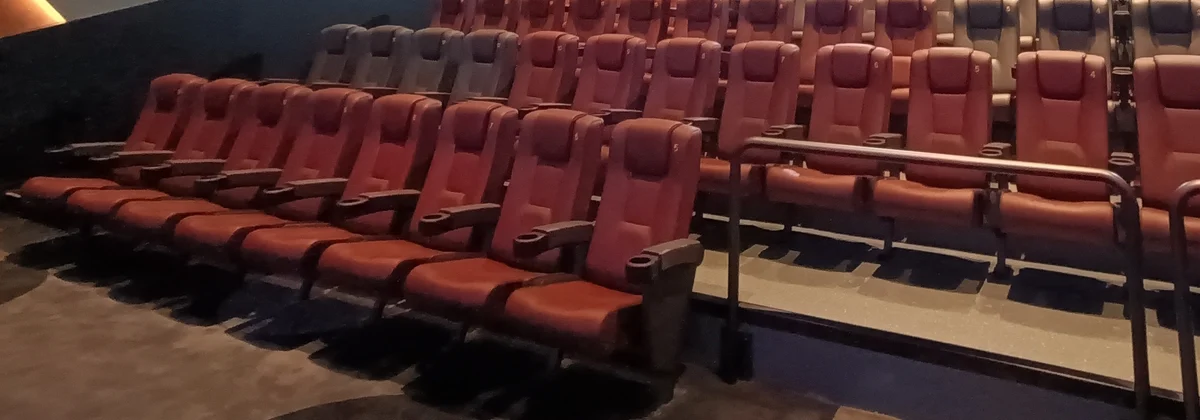 映画館の前方の空席を写したイメージ写真