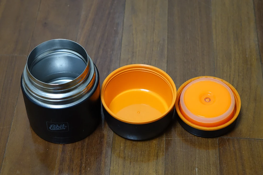 真空保温の食品容器と取り外したふた。容器の一例