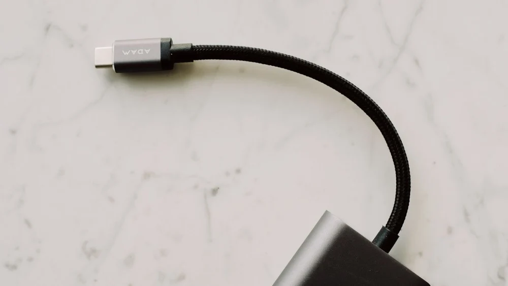 USB-Cケーブルの端子と編み込みケーブルのイメージ写真