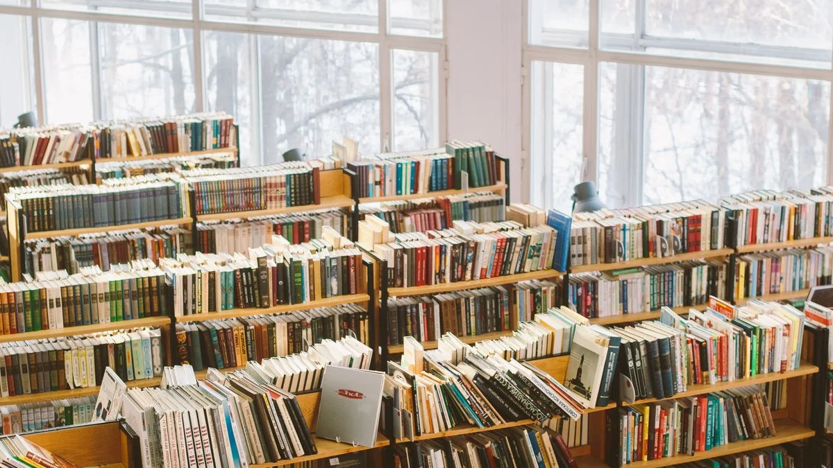 読書と本のイメージ写真