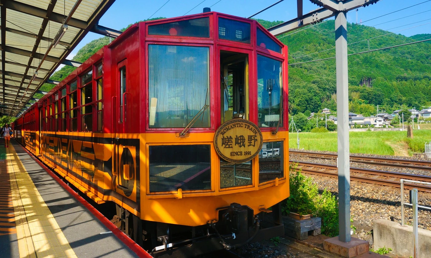 トロッコ亀岡駅に停車する嵯峨野トロッコ列車。2018年8月撮影
