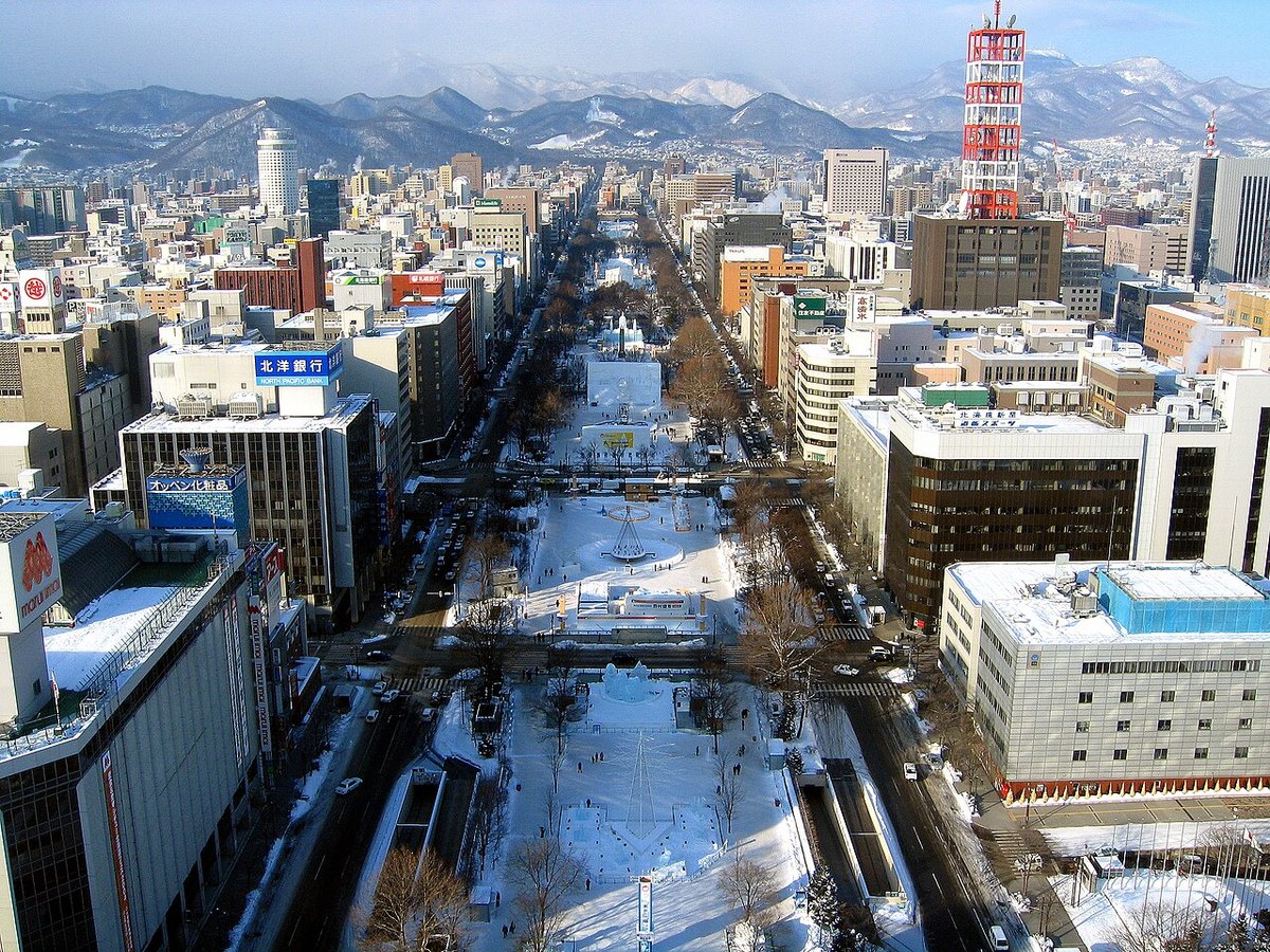 雪が積もった2月の札幌・大通公園。さっぽろ雪まつりの雪像が並ぶ（2004年2月撮影）