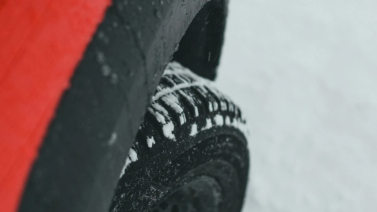 雪の付いた自動車のタイヤのイメージ写真。2026年10月24日の実況写真ではありません。