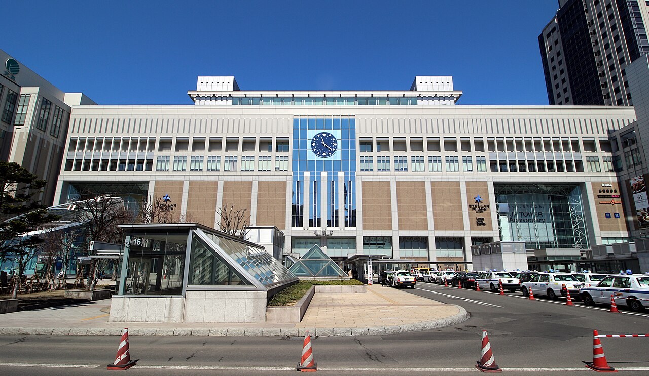 札幌駅南口から見た札幌ステラプレイスとJRタワーの外観。中央に青い時計がある