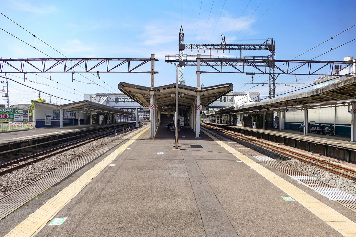 西所沢駅のホームと線路