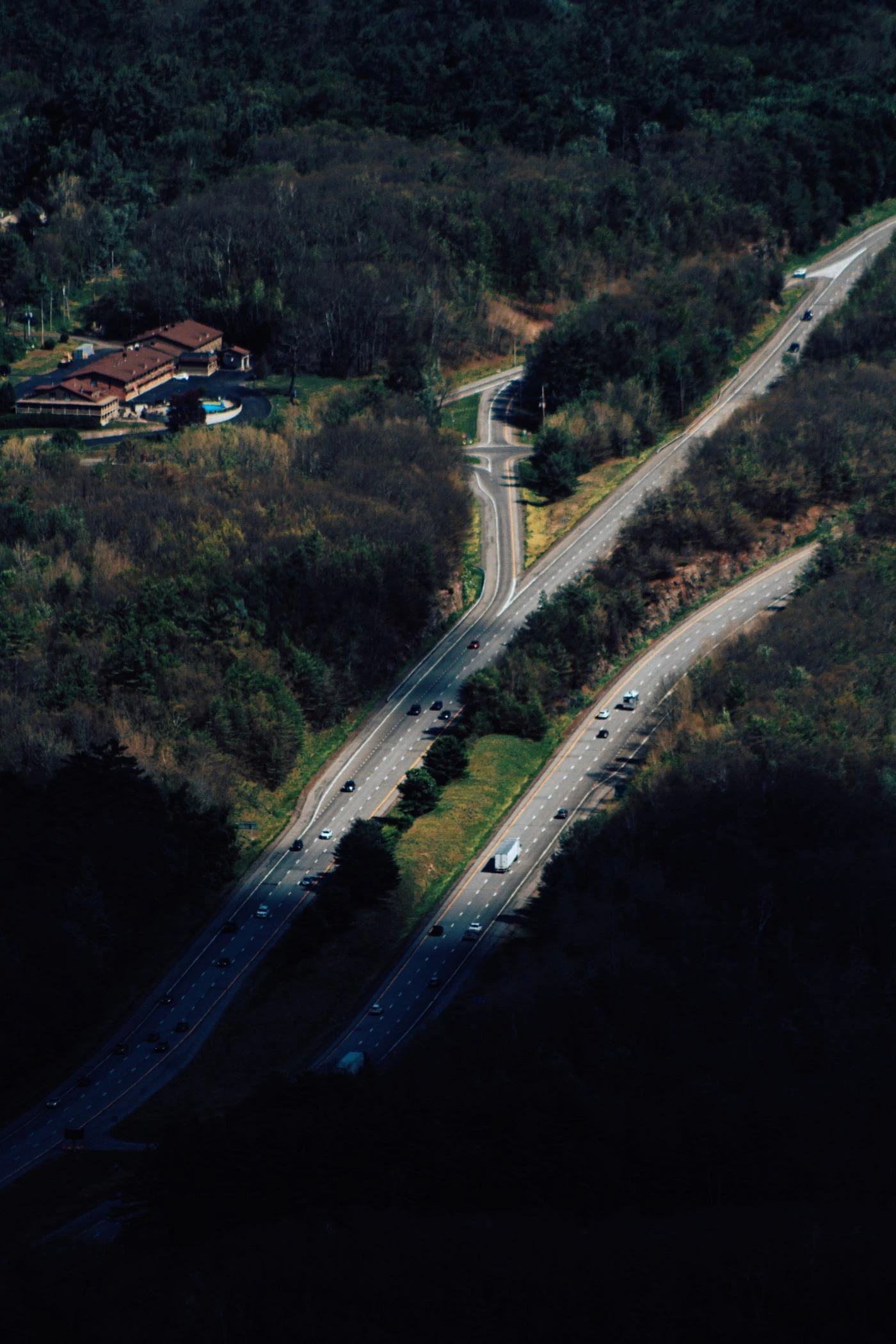森林の中を通る高速道路のイメージ写真。今回の新東名の規制区間を撮影したものではありません