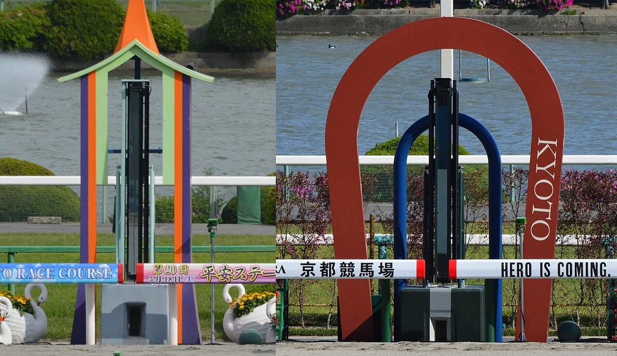 京都競馬場のゴール板。馬蹄の形をしたオブジェに「KYOTO」の文字があり、奥に池と芝のコースが見える