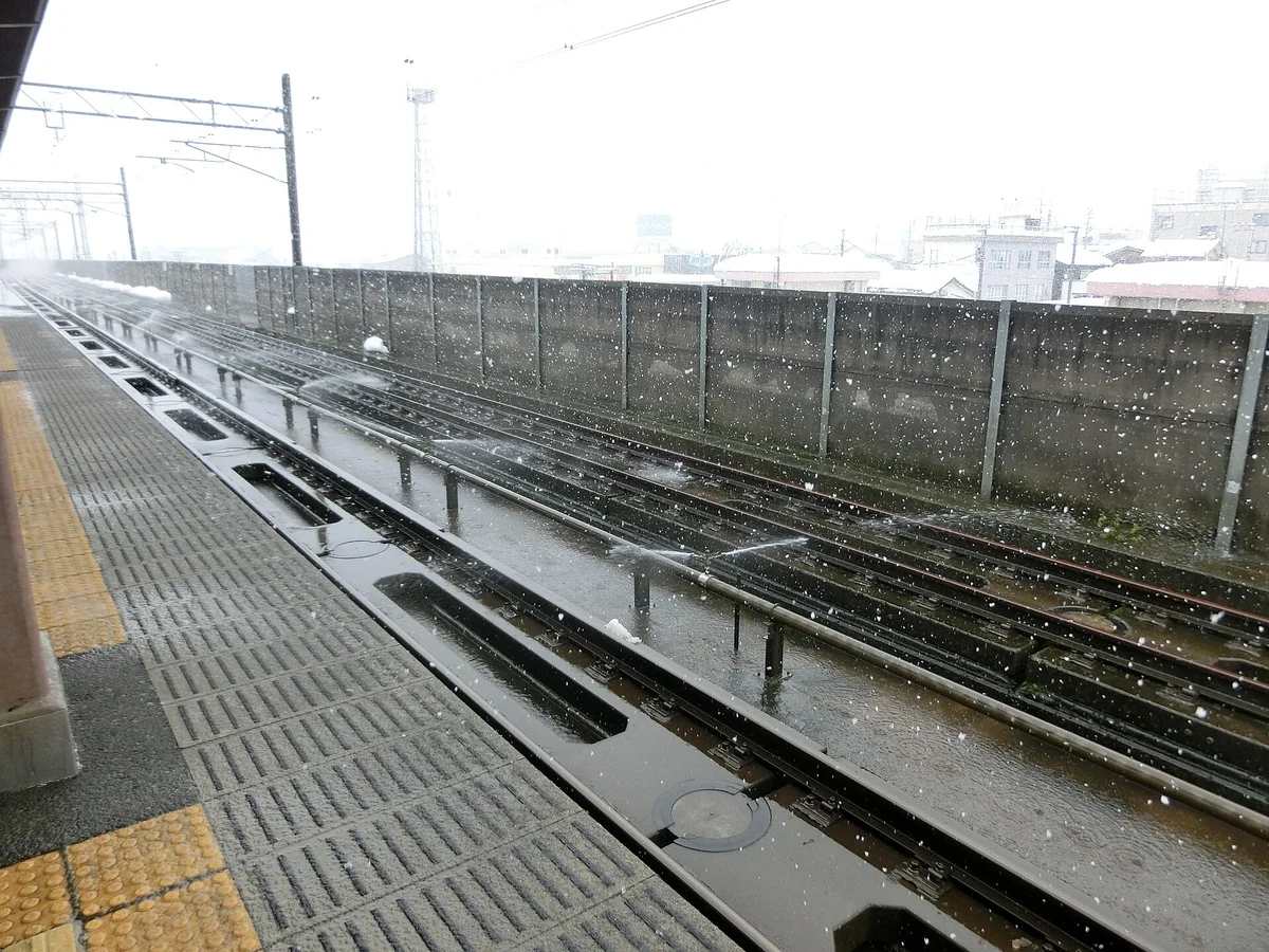 十日町駅の消雪スプリンクラー。2017年12月30日の記録。