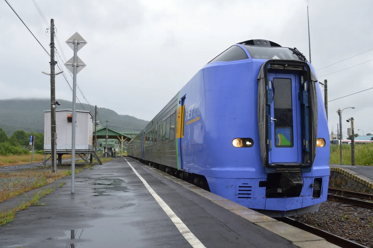 音威子府駅に停車する特急サロベツ1号。2017年の参考写真