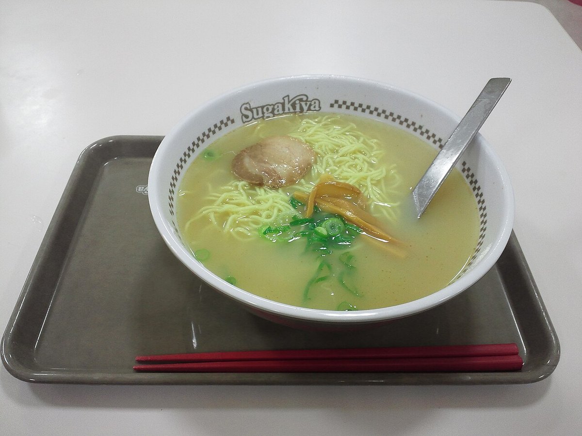 スガキヤのラーメン。白っぽい和風とんこつのスープに、チャーシューとメンマ、ねぎがのっている